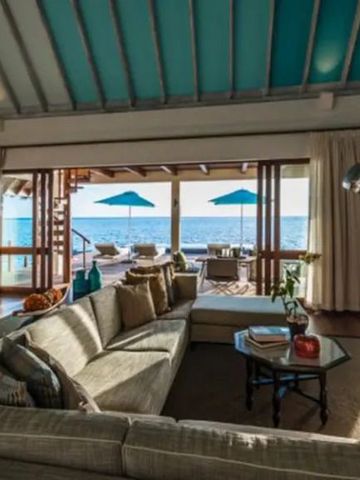 Offene Lounge mit direktem Zugang zum Meer und eleganter Einrichtung