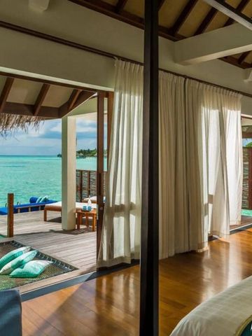 Luxuriöse Villa mit Blick auf türkisblaues Meer und privater Terrasse