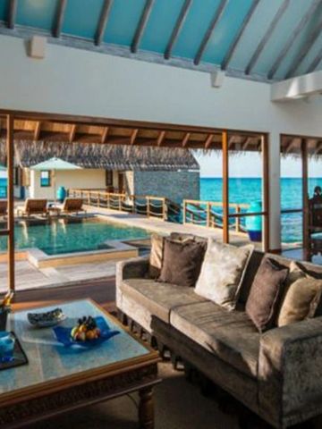 Wohnraum in Villa mit Glasfront und privatem Pool mit Meerblick