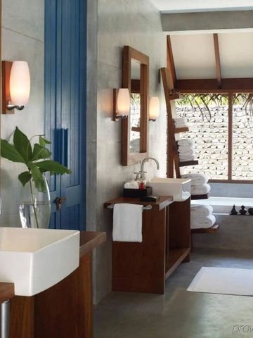 Modernes Badezimmer mit eleganten Holzdetails und großen Fenstern