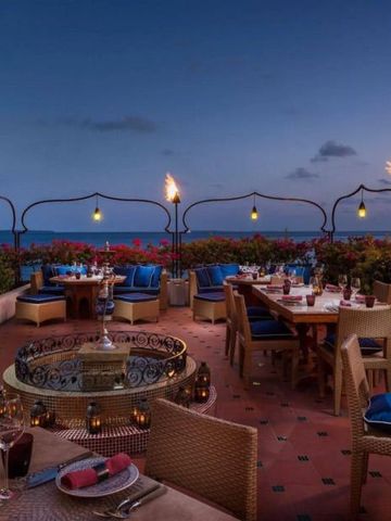 Außenbereich eines Restaurants mit Meerblick bei Sonnenuntergang