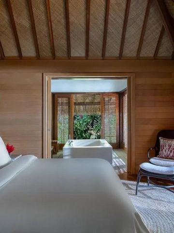 Helles Schlafzimmer mit Zugang zum privaten Außenbereich mit Badewanne