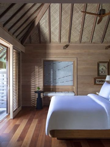 Schlafzimmer mit Holzausstattung und Zugang zur Terrasse