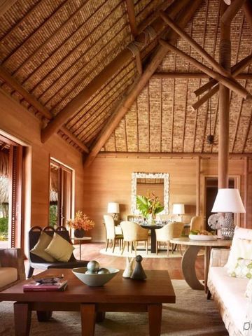 Geräumiges Wohnzimmer mit Holzelementen und Essbereich im Resort