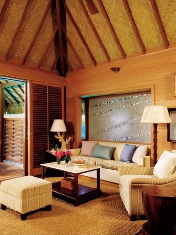 Wohnzimmer mit traditioneller Dekoration und Terrasse mit Meerblick