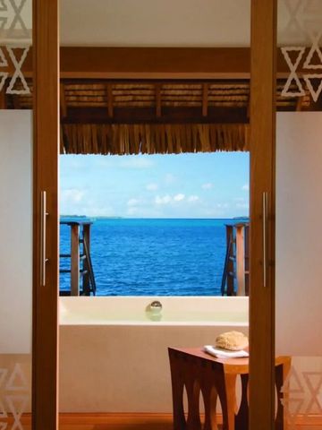 Ausblick von einer luxuriösen Villa auf das türkisblaue Meer mit Balkon