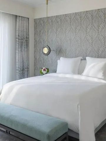 Gemütliches Schlafzimmer mit modernem Dekor und Balkon