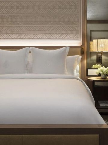 Gemütliches Schlafzimmer mit komfortablem Bett und stilvoller Beleuchtung