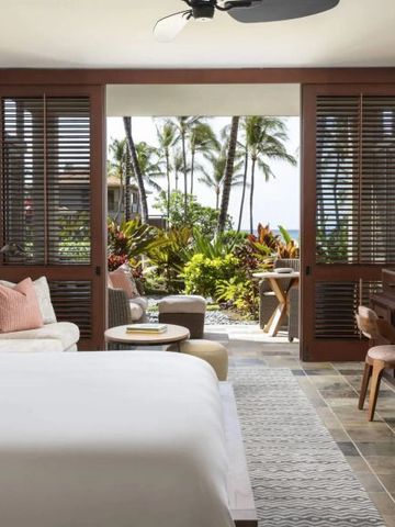 Geräumiges Schlafzimmer mit Zugang zur üppigen Terrasse und Gartenblick