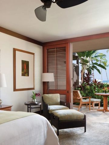 Luxuriöses Zimmer mit Meerblick, offenem Balkon und bequemen Sitzmöglichkeiten