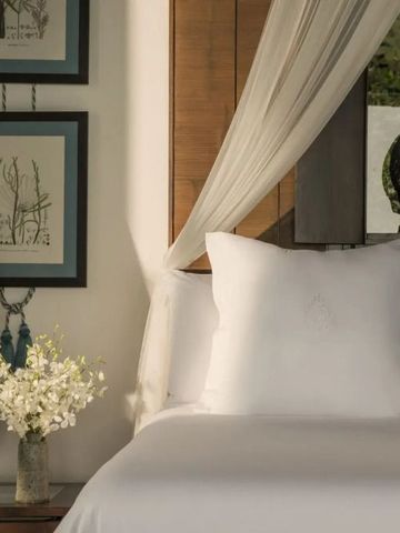 Detail eines luxuriösen Hotelzimmers mit weißem Bett und Dekoration