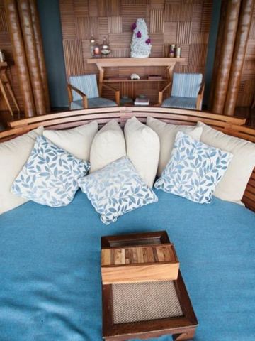 Entspannungsbereich mit blauen Kissen in Holzinternem Spa