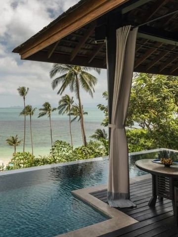 Infinity-Pool mit Blick auf das Meer und tropische Vegetation
