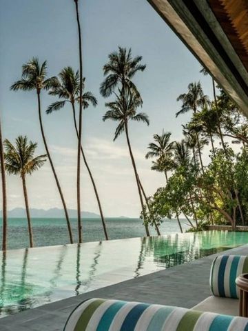 Infinity-Pool oberhalb des Strandes mit Palmen und Meeresblick