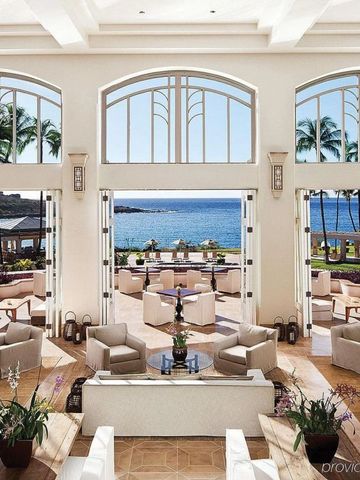 Luxuriöse Hotel-Lobby mit Blick auf das Meer und Palmen