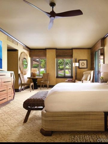 Helles Schlafzimmer mit modernen Möbeln und Gartenblick