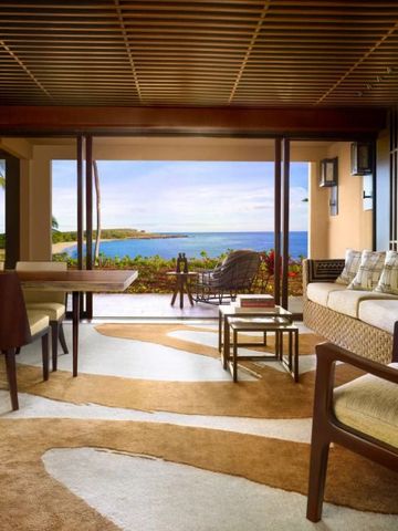 Luxuriöser Wohnbereich mit Meerblick und stilvollen Holzmöbeln