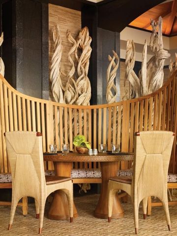 Kunstvoll gestalteter Essbereich mit Holzdekor im Restaurant