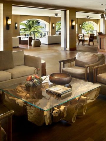 Großzügige Lounge mit stilvollen Sitzgelegenheiten und Dekoration