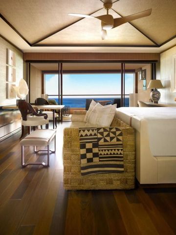 Luxuriöses Zimmer mit Holzboden und Meerblick im Four Seasons Resort Lanai