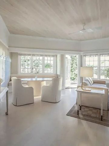 Helles Wohnzimmer in einer Suite mit modernen Möbeln und großen Fenstern