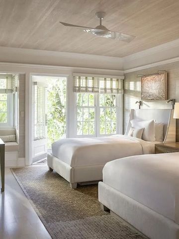 Zweibettzimmer mit großen Fenstern und natürlichem Licht