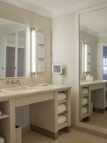 Modernes Badezimmer mit großen Spiegeln und Beleuchtung