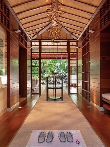 Eleganter Eingangsbereich mit Holzverkleidung und Gartenausblick