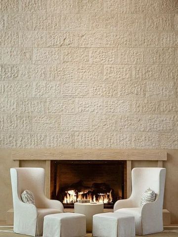 Gemütlicher Kaminbereich mit zwei Sesseln und modernem Kamin.