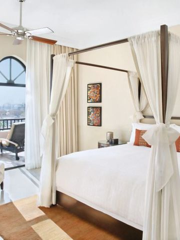 Geräumiges Zimmer mit Himmelbett und Balkon im Four Seasons Resort Marrakech