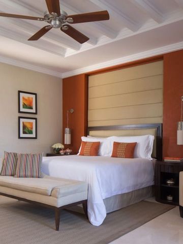 Elegantes Hotelzimmer mit Kingsize-Bett und kunstvollem Deckenventilator