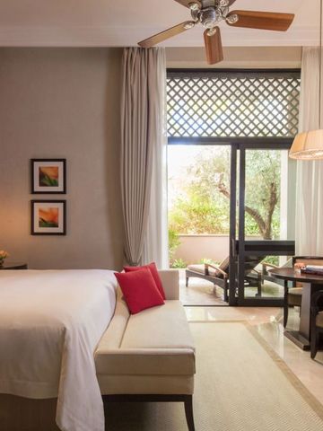 Großzügiges Zimmer mit Terrasse und Blick auf den Garten