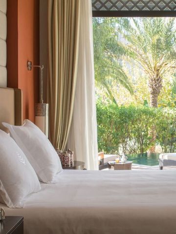 Hotelzimmer mit großen Fenstern und direktem Zugang zum Garten