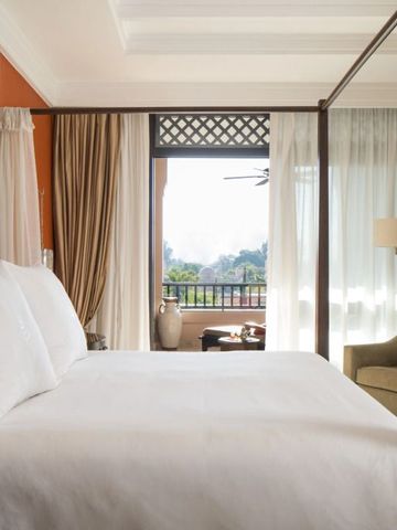 Zimmer mit Himmelbett und privater Terrasse