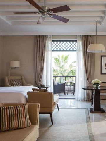 Modernes Zimmer mit Balkon und Gartenblick