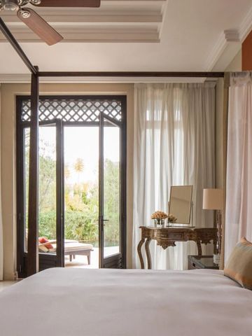 Geräumiges Zimmer mit Himmelbett und Blick auf Garten im Four Seasons Resort Marrakech