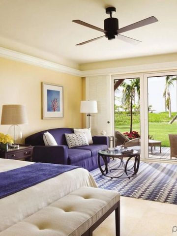 Geräumiges Zimmer mit Balkon und Gartenblick im Four Seasons Resort Nevis.