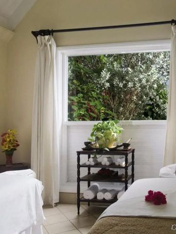 Ruhiger Spa-Raum im Four Seasons Resort Nevis mit Blick auf grünen Garten.