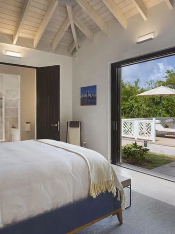 Modernes Schlafzimmer im Four Seasons Resort Nevis mit Zugang zur privaten Terrasse.