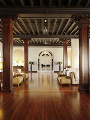 Luxuriöse Lobby mit Holzböden und Säulen im Four Seasons Resort Palm Beach