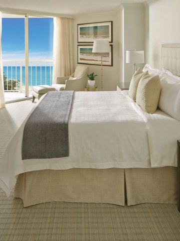 Großzügiges Schlafzimmer mit Kingsize-Bett und Meerblick im Four Seasons Resort Palm Beach
