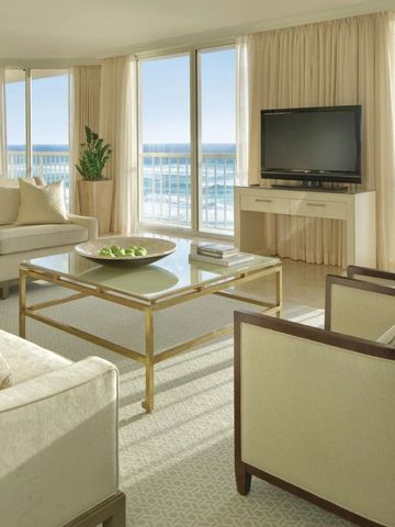 Luxuriöser Wohnbereich mit Meerblick im Four Seasons Resort Palm Beach
