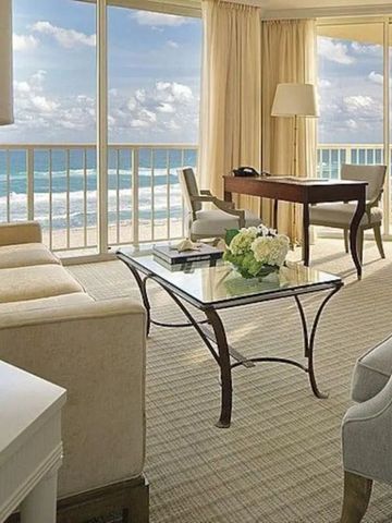 Helle Suite mit Panoramafenstern und Blick aufs Meer im Four Seasons