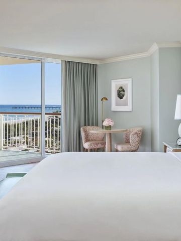Geräumiges Schlafzimmer mit Blick auf das Meer im Four Seasons Palm Beach