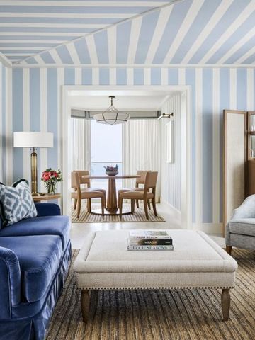 Stilvoller Wohnbereich mit blauer Coach und Esstisch im Four Seasons Resort