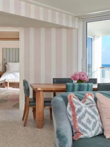 Großzügige Suite mit Esstisch und Meerblick