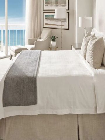 Helles Schlafzimmer mit Blick auf den Ozean