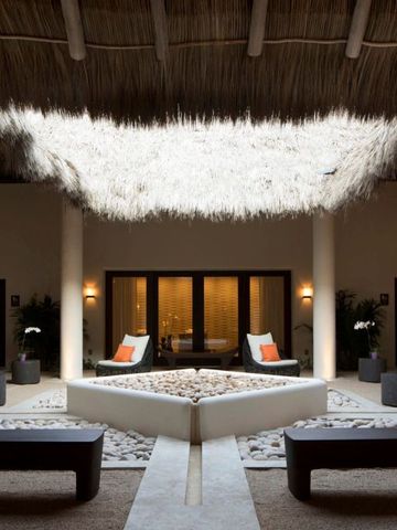 Elegante Lobby mit offener Dachkonstruktion und stilvollen Möbeln.