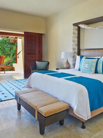 Luxuriöses Zimmer mit Terrassenzugang und elegantem Design.