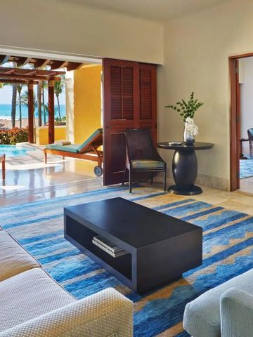 Luxuriöses Wohnzimmer mit direktem Zugang zur Terrasse mit Meerblick